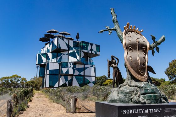 와이너리에 전시된 달리의 조각품. 최승표 기자, [사진 호주관광청]