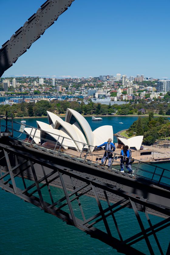 하버브리지에서 굽어본 오페라 하우스. 최승표 기자, [사진 호주관광청]