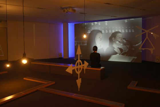 서울 도산대로 아뜰리에 에르메스에서 열리는 미디어 아티스트 김아영 개인전 '플롯, 블롭, 플롭' 전시장면. 예스러운 텅스텐 조명이 깜빡이는 가운데 2014년 베니스 비엔날레 본전시 때의 퍼포먼스 장면이 상영되고 있다. 연합뉴스