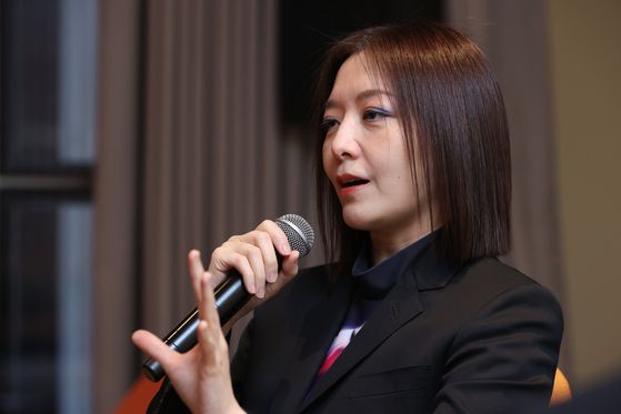 20일 새 전시 '플롯, 블롭, 플롭'을 소개하는 김아영. 5월 뉴욕에서 LG 구겐하임 어워드를 수상한다. 한국 작가로 처음이다. 연합뉴스