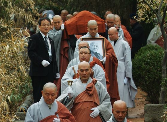 유재철 대한민국장례문화원 대표가 2010년 3월 법정 스님 다비식. [사진 유재철]