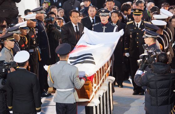 2015년 11월 김영삼 전 대통령 국가장 때 운구 행렬 바로 옆에서 장례 지도를 하고 있다. [사진 유재철]