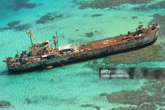 중국과 필리핀이 분쟁 중인 남중국해 난사군도의 세컨드 토머스 사주에 정박 중인 BRP 시에라 마드레함. AFP=연합뉴스
