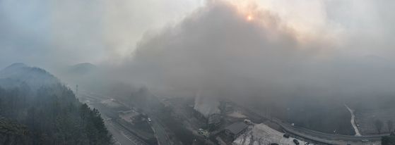 산청과 더불어 산불 피해가 큰 경북 의성군도 자욱한 산불 연기가 산을 뒤덮어 헬기 진화에 어려움을 겪었다. [연합뉴스]