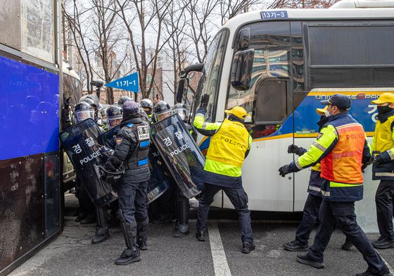 전국 지방청 기동대가 지난 18일 탄핵선고에 대비해 연합 훈련하는 모습. 사진 서울경찰청