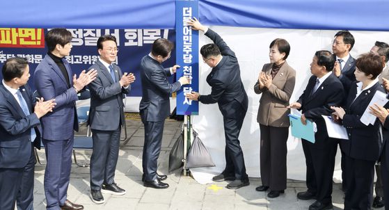 국민의힘 권영세 비상대책위원장(오른쪽)과 권성동 원내대표가 24일 오전 국회에서 열린 한덕수 국무총리 탄핵 기각 관련 기자회견을 하고 있다. 임현동 기자