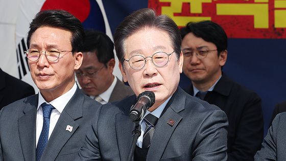 더불어민주당 이재명 대표와 박찬대 원내대표 등 최고위원들이 24일 오전 서울 광화문 앞 천막당사에서 현판식을 갖고 있다. 임현동 기자