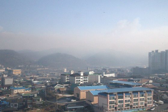 22일 오전 시작된 경북 의성군 안평면 산불로 인해 연기가 하늘을 뒤덮고 있다. 뉴스1