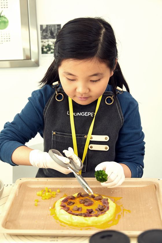 반려견용 피자를 만드는 장이안 학생기자. 사람과는 식성이 다르기 때문에 재료 선택 시 주의가 필요하다.