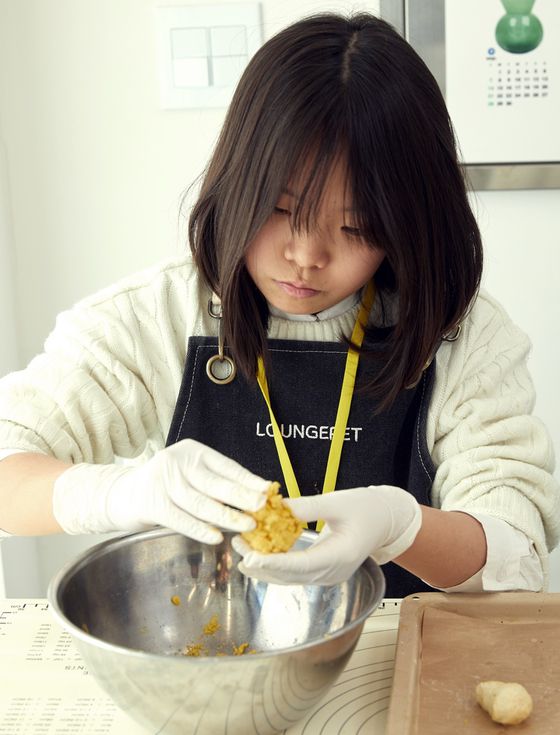 여러 종류의 반려견 수제 간식 중 치킨과 치킨무 모양의 우유 푸딩을 만드는 서지안 학생기자.