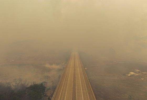 경북 의성군 대형 산불 발생 사흘째인 24일 의성군 점곡면 930번 지방도가 산불로 인해 통제되고 있다. 연합뉴스