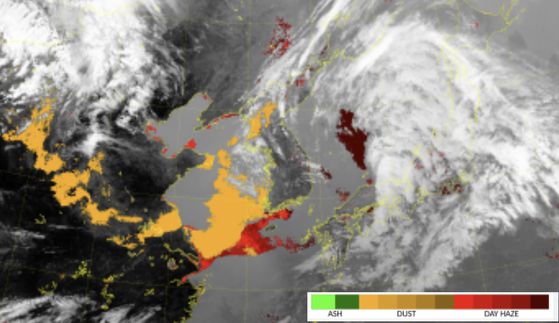24일 오후 3시 현재 황사의 상태를 나타내는 위성 영상. 노란색과 붉은색 영역으로 표시된 미세먼지가 산둥반도와 서해 상공에 도달했다. 사진 기상청