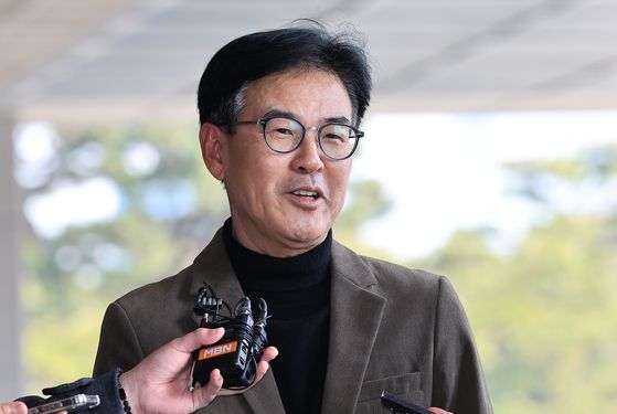 강철원 전 서울시 정무 부시장이 지난 10일 서울 서초구 서초동 서울중앙지방검찰청 명태균 의혹 전담수사팀에 참고인 및 고소인 자격으로 출석하며 취재진의 질문에 답하고 있다.  뉴스1