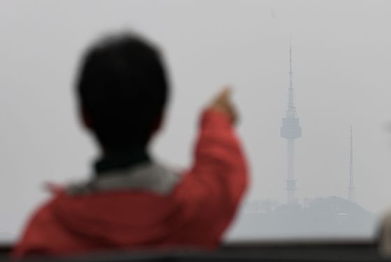 서울지역에 초미세먼지 주의보가 발령된 25일 오후 서울 종로구 북악산에서 바라본 남산타워가 뿌옇다. 뉴시스