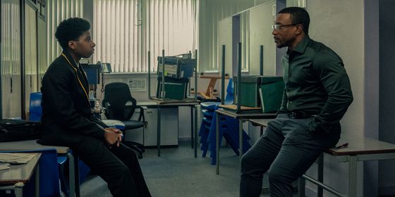 '소년의 시간' 2부에선 담당 형사 루크 배스컴 경위(애슐리 월터스, 오른쪽)가 살인에 사용된 흉기를 찾기 위해 제이미가 다니는 학교에 찾아가는 이야기를 담았다. 루크가 계속해서 헛다리를 짚자 같은 학교에 다니는 아들 아담(아마리 바쿠스)은 아빠를 불러내 사건의 '힌트'를 준다. 사진 넷플릭스