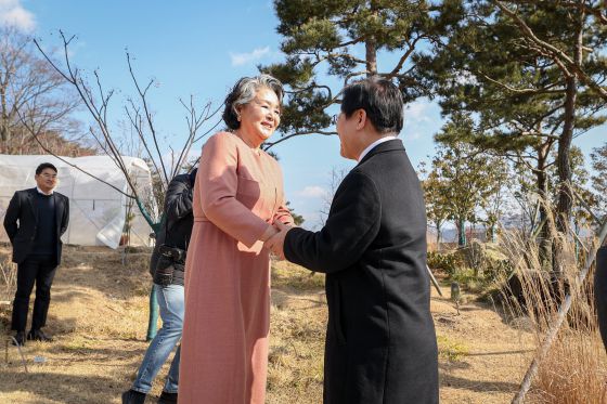 이재명 더불어민주당 대표(오른쪽)가 지난 1월 30일 경남 양산시 하북면 평산마을 문재인 전 대통령 사저를 방문해 김정숙 여사와 인사하고 있다. 뉴스1