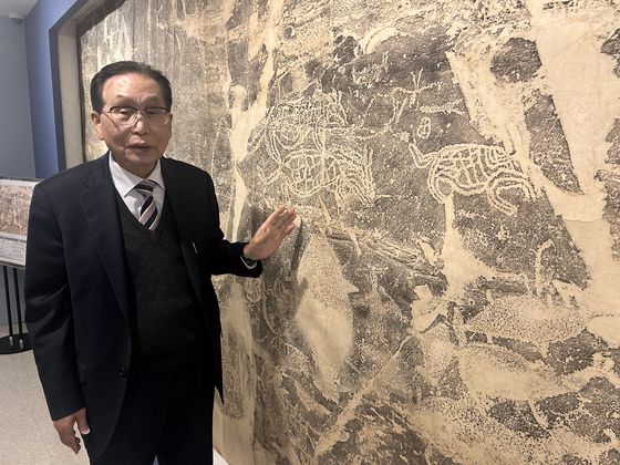 25일 동국대박물관에서 개막한 ‘보묵천향(寶墨天香)―보배로운 먹, 하늘의 향기’ 특별전에서 문명대 동국대 명예교수가 1971년 반구대 암각화 발견 당시 상황을 당시 탁본을 통해 설명하고 있다. 강혜란 기자