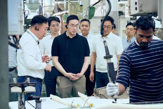 지난 4일 취임 후 처음 인도를 찾은 구광모 LG그룹 회장(왼쪽 셋째)이 뉴델리에 위치한 LG전자 노이다 생산공장을 찾아 에어컨 생산과정을 살펴보고 있다. 뉴스1