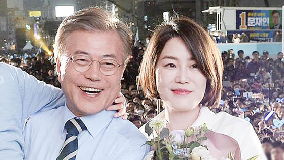 2017년 5월 8일 당시 문재인 더불어민주당 대선후보가 서울 광화문광장에서 진행된 제19대 대통령 선거 마지막 유세에서 딸 다혜씨와 기념사진을 찍고 있다. 뉴시스