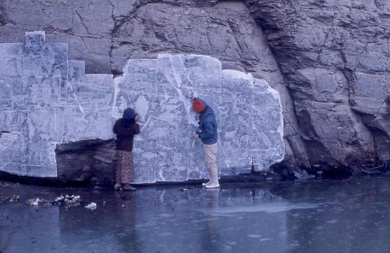 1974년 2월 15일 동국대박물관 조사단(문명대, 문복선)이 울주 대곡리 암각화를 2차조사하며 탁본을 뜨는 모습. 사진 문명대