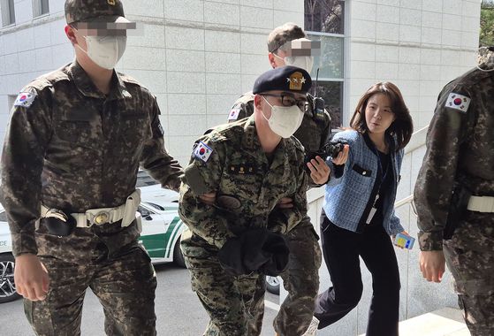 곽종근 전 육군 특수전사령관이 26일 서울 용산구 군사법원에서 열린 내란 중요 임무 종사 혐의 관련 재판에 출석하기 위해 법정으로 향하고 있다. 연합뉴스