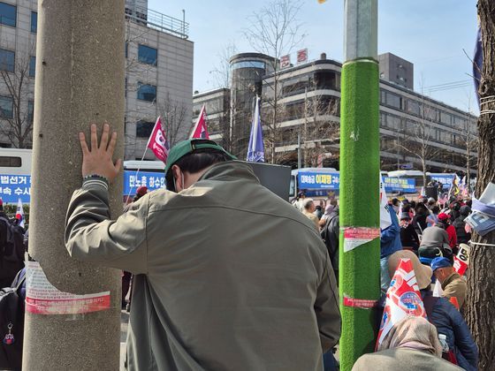 무죄 선고 이후 실망한 모습의 이 대표 규탄 집회 참가자. 오소영 기자