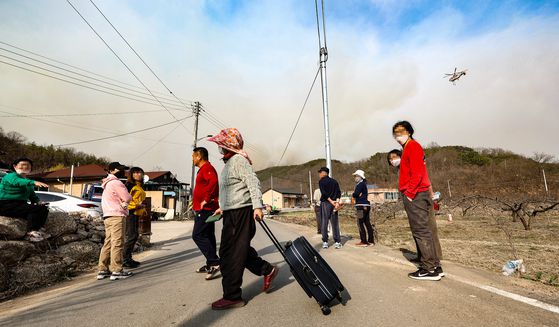 경북 의성 산불 확산으로 영양군에 대피 명령이 내려진 가운데 26일 오전 경북 영양군 영양읍 영양군민회관에 인근 주민들이 대피해 있다. 뉴스1