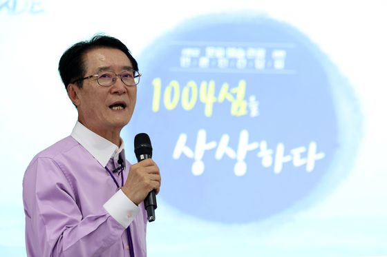 박우량 전남 신안군수가 지난해 7월 신안군 저녁노을미술관에서 '신안군 문화·예술·관광' 관련 기자간담회를 하고 있다. 뉴시스