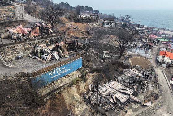 26일 경북 영덕군 영덕읍 노물리 마을이 산불에 폐허가 된 모습을 보이고 있다.   영덕에서는 이번 산불로 인한 사망자가 다수 발생했다. 연합뉴스