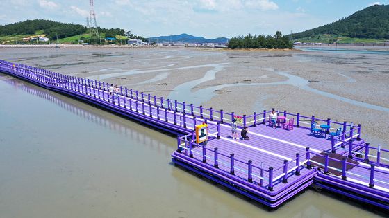 27일 직위상실형을 선고받은 박우량 전남 신안군수가 조성을 추진한 신안군 반월·박지도 '퍼플섬'. 중앙포토