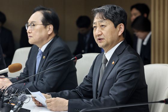 안덕근 산업통상자원부 장관이 27일 오후 서울 중구 대한상공회의소에서 열린 '자동차 관세 부과 민관 합동 긴급 대책회의'에 참석해 모두발언을 하고 있다. 뉴스1