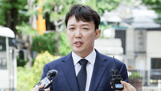 이정섭 대전고검 검사가 지난해 5월 28일 오후 처남 마약 사건 수사를 무마했다는 의혹 관련 탄핵 심판 2회 변론기일 출석을 위해 서울 종로구 헌법재판소로 들어가며 취재진에게 입장을 밝히고 있다. 연합뉴스