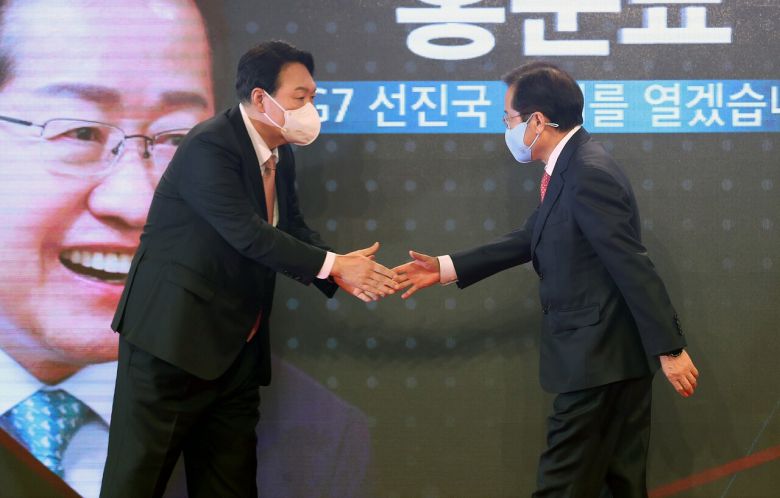 홍준표 대구시장은 4년 전 국민의힘 대선 후보 경선에서 윤석열 대통령과 치열한 접전을 펼친 바 있다. 2021년 국민의힘 전당대회에서 만난 두 사람. [중앙포토]