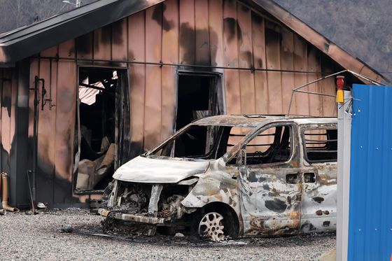 28일 경북 영덕군 지품면 산불 피해지역에서 주택과 차가 불에 타 검게 그을려 있다. [연합뉴스]