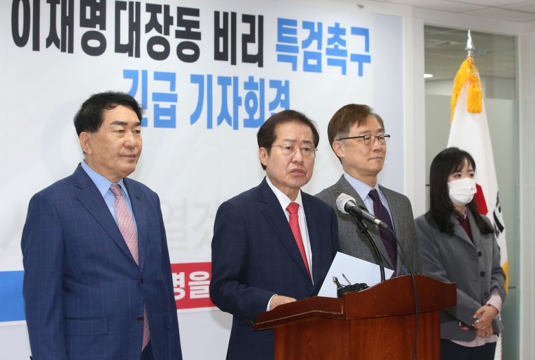 홍준표(왼쪽 둘째) 대구시장은 2021년 11월 국민의힘 대선 후보 경선 당시 관권 선거 중단과 이재명 후보 대장동 비리 특검을 촉구했다. [중앙포토]