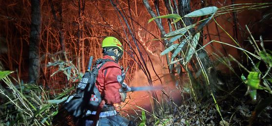 엿새째 경남 산청군 산불이 이어진 28일 오전 경남 함양군 마천면 천왕할매공원에서 주민들이 '한신계곡 기우제'가 올리고 있다. 산불이 접근 중인 지리산 천왕봉은 산청군 시천면과 함양군 마천면에 걸쳐 있다. 사진 함양군