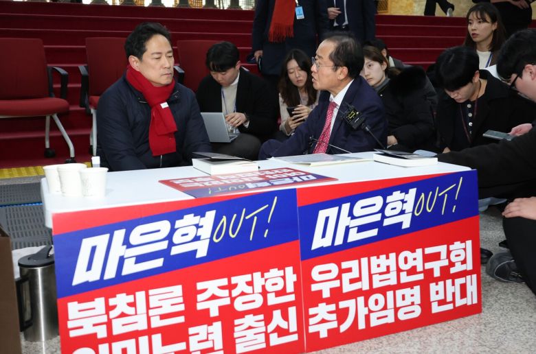 홍준표(앞줄 오른쪽) 대구시장이 3월 5일 서울 여의도 국회를 방문해 마은혁 헌법재판관 임명에 반대하며 무기한단식농성을 벌이고 있는 국민의힘 박수영 의원을 격려하고 있다. [연합뉴스]