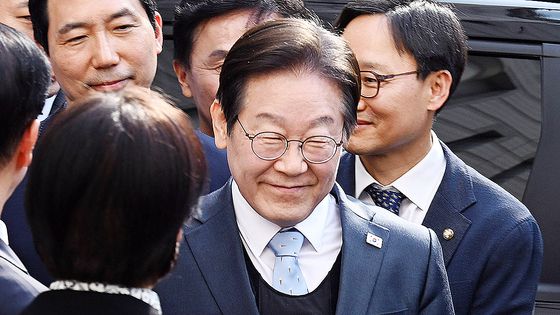 이재명 더불어민주당 대표가 26일 서울 서초구 서울고등법원에서 열린 공직선거법 위반 혐의 항소심 선고 공판에서 무죄를 선고받은 뒤 법원을 나서고 있다. 뉴시스