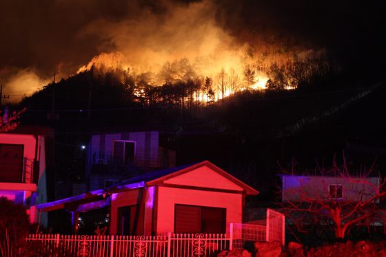 지난 27일 오후 5시 30분쯤 지리산 자락인 경남 산청군 시천면의 '천왕봉○○'이란 가게 뒷산에서 연기가 피어오르고 있다. 산청에서는 지난 21일부터 이날까지 7일째 대형 산불이 이어지고 있다. 안대훈 기자