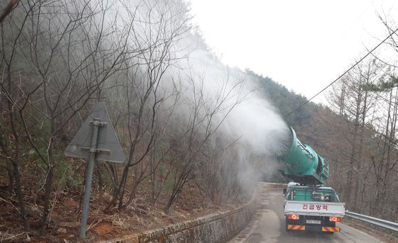 산림청 공중진화대원들이 28일 오전 0시 10분께 경남 산청군에서 야간 진화 작업을 하고 있다. 사진 산림청