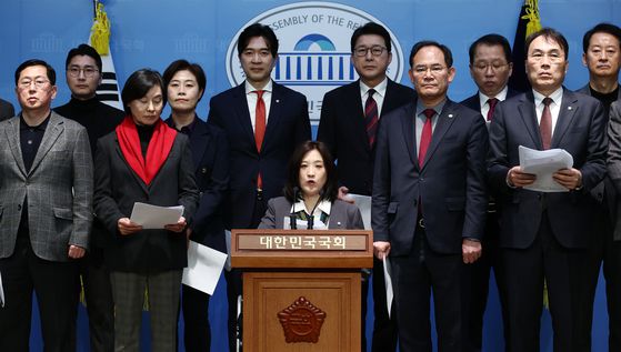 박찬대 더불어민주당 원내대표(앞줄 왼쪽 네 번째)를 비롯한 범야권 원내대표 및 시민들이 29일 오후 서울 종로구 동십자각 앞에서 '비상행동' 주최로 열린 집회에 참가해 윤석열 대통령에 대한 탄핵을 촉구하며 구호를 외치고 있다. 뉴스1