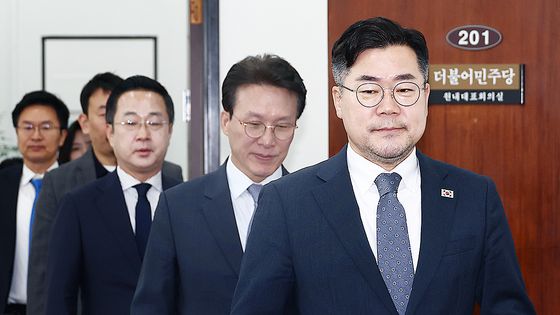 국민의힘 초선의원들이 30일 오후 서울 여의도 국회 소통관에서 더불어민주당 내각 줄탄핵 예고 비판 성명서 발표 기자회견을 하고 있다. 뉴스1