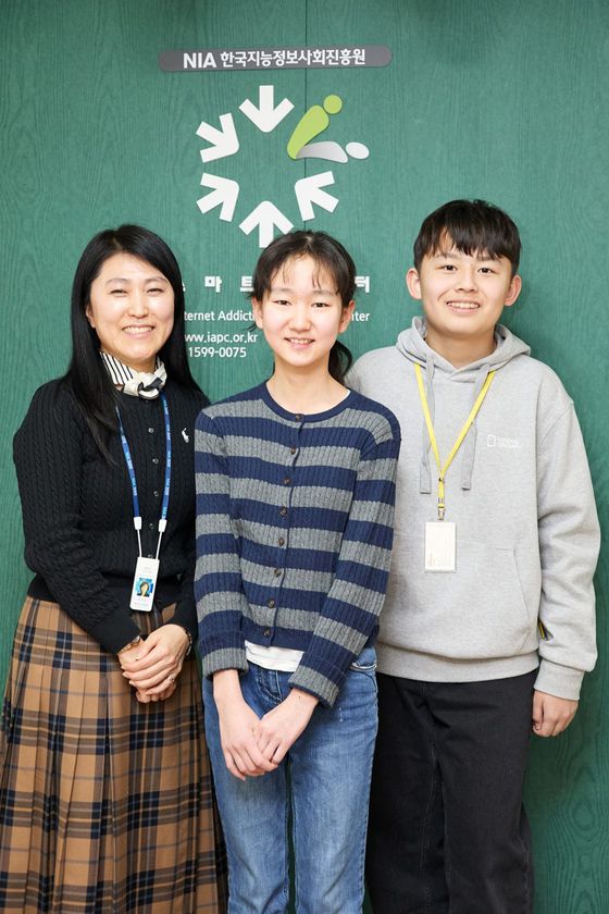 장아원(가운데) 학생모델·홍원교(오른쪽) 학생기자가 한우서 소장을 만나 스마트폰 과의존에 대해 자세히 알아봤다.