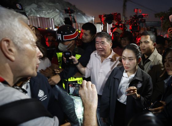 지난 28일 패통탄 친나왓(오른쪽 두번째) 태국 총리가 지진으로 붕괴된 건물 현장을 찾아 현황을 점검하고 있다. 친나왓 총리는 사고 원인을 철저히 조사해 7일안에 보고할 것을 지시했다. EPA