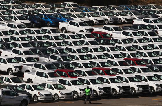 지난 28일(현지시간) 멕시코 모렐로스주의 닛산 CIVAC 공장에 주차된 차량들. 로이터=연합뉴스