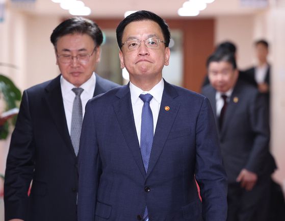 최상목 경제부총리 겸 기획재정부 장관이 25일 서울 종로구 정부서울청사에서 열린 국무회의에 참석하고 있다. 사진 대통령실사진기자단