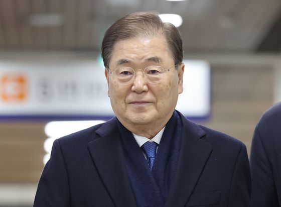 정의용 전 국가안보실장이 지난달 19일 서울중앙지법에서 열린 '북한 선원 강제북송' 1심 선고에 출석하고 있다. 연합뉴스