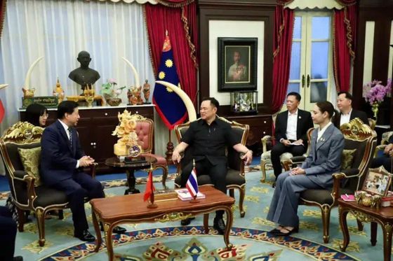 30일 한즈창(왼쪽) 주태국 중국대사가 아누틴 찬위라꾼(가운데) 태국 부총리 겸 내무장관을 만나 회담을 하고 있다. 태국 언론은 이날 한 대사가 중국 국영기업이 시공한 태국 감사원 건물의 붕괴 사고 원인 조사에 협력할 준비가 됐다고 밝혔다고 보도했다. 주태국중국대사관 웨이보 캡처