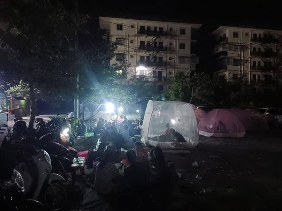 30일(현지시간) 중앙일보 취재진이 강진이 덮친 미얀마 네피도 외곽 핀나마의 붕괴 현장을 취재하고 있다. 이도성 특파원