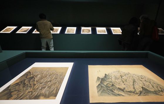 금강산은 겸재의 시작이고 끝이다. 35세 겸재가 꼼꼼하게 사생한 '신묘년풍악도첩'(왼쪽)과 과감한 생략으로 산 이상의 그 무엇을 담으려 한 71세의 '해악전신첩'도 한눈에 볼 수 있다. 용인=연합뉴스